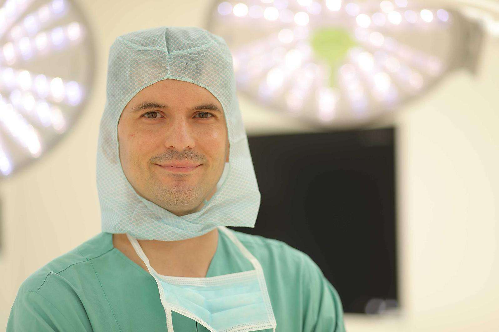 Dr. med. Christian Gröger im Operationssaal